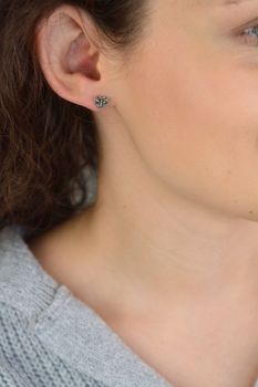 Kolczyki srebrne 925 K 0439 w kształcie motylków, ozdobione markazytami. Wymiary 7x6 mm, waga 1,30 g. Subtelna biżuteria z nutą vintage – idealna na prezent (4).JPG